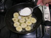 Derreta a manteiga, comece a fritar as bananas, adicione o açúcar por cima